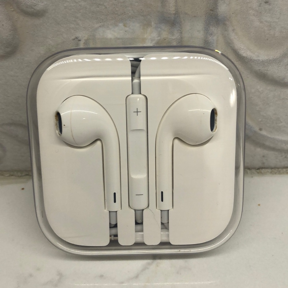 New Apple headphones (old generation jack).